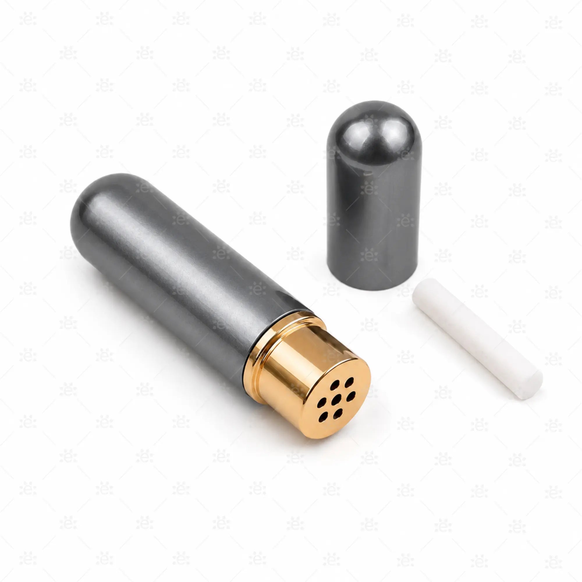 Neseinhalator i platinafarget aluminium med avtakbart lokk, gullfarget innedel og separat bomullsveke for eteriske oljer.