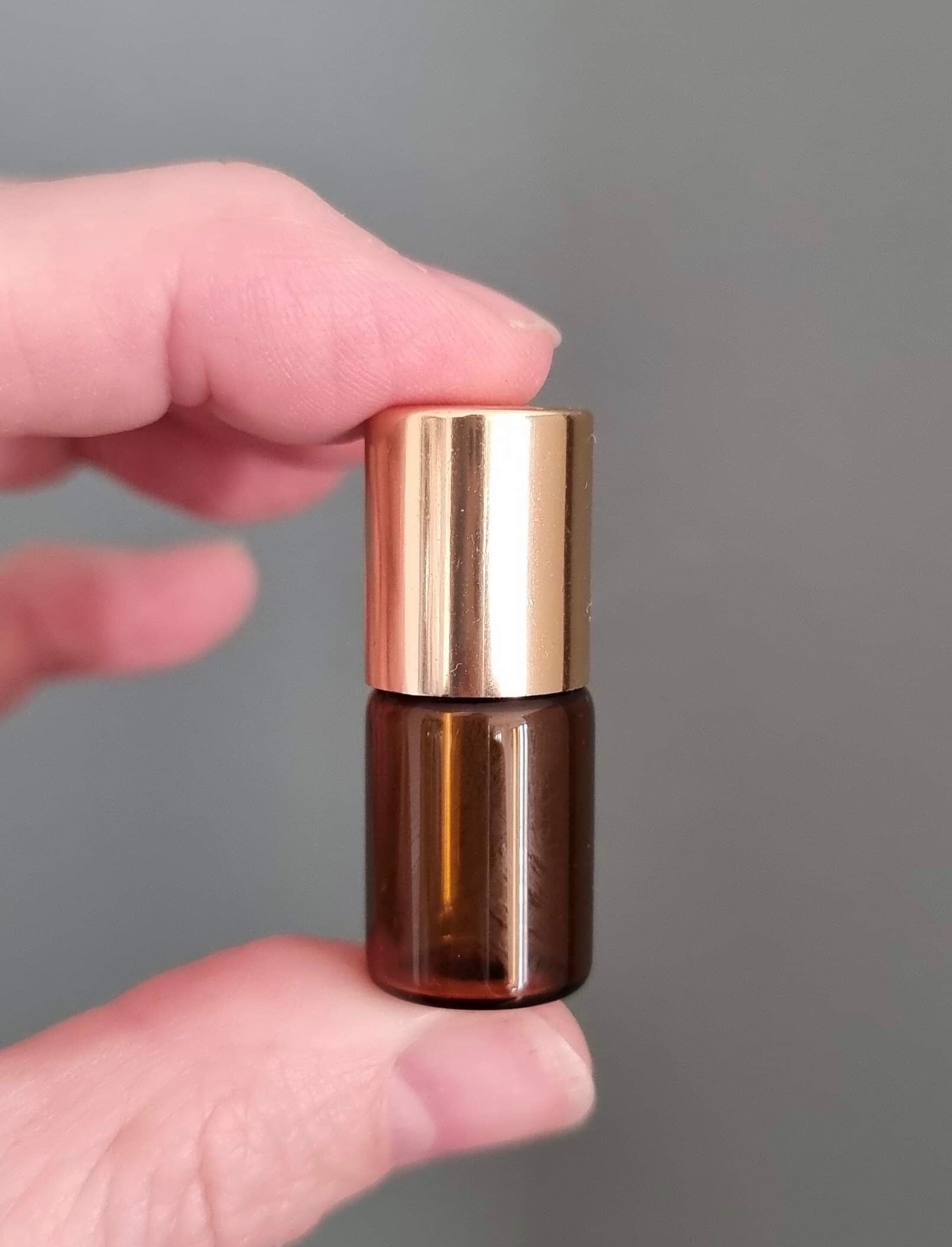 2 ml (5/8 dram) 
brune rollerflasker med gullfarget kork (10-pk)