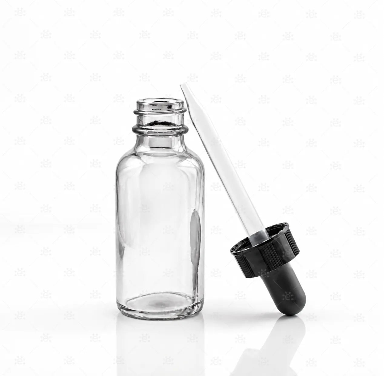 Klar glassflaske med svart pipette og gjennomsiktig glassrør på hvit bakgrunn
