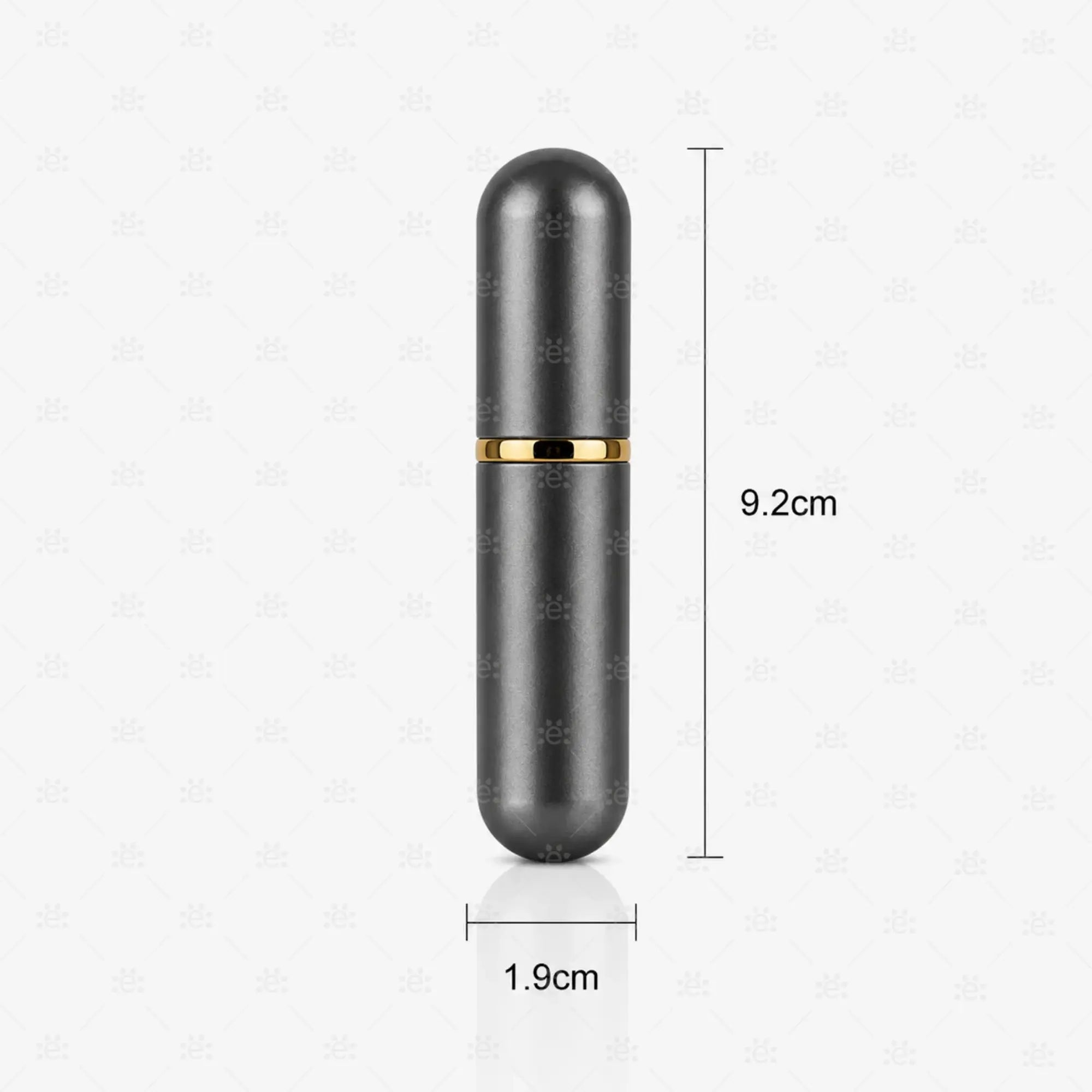 Platinafarget neseinhalator i aluminium med mål på 9,2 cm i høyden og 1,9 cm i bredden.