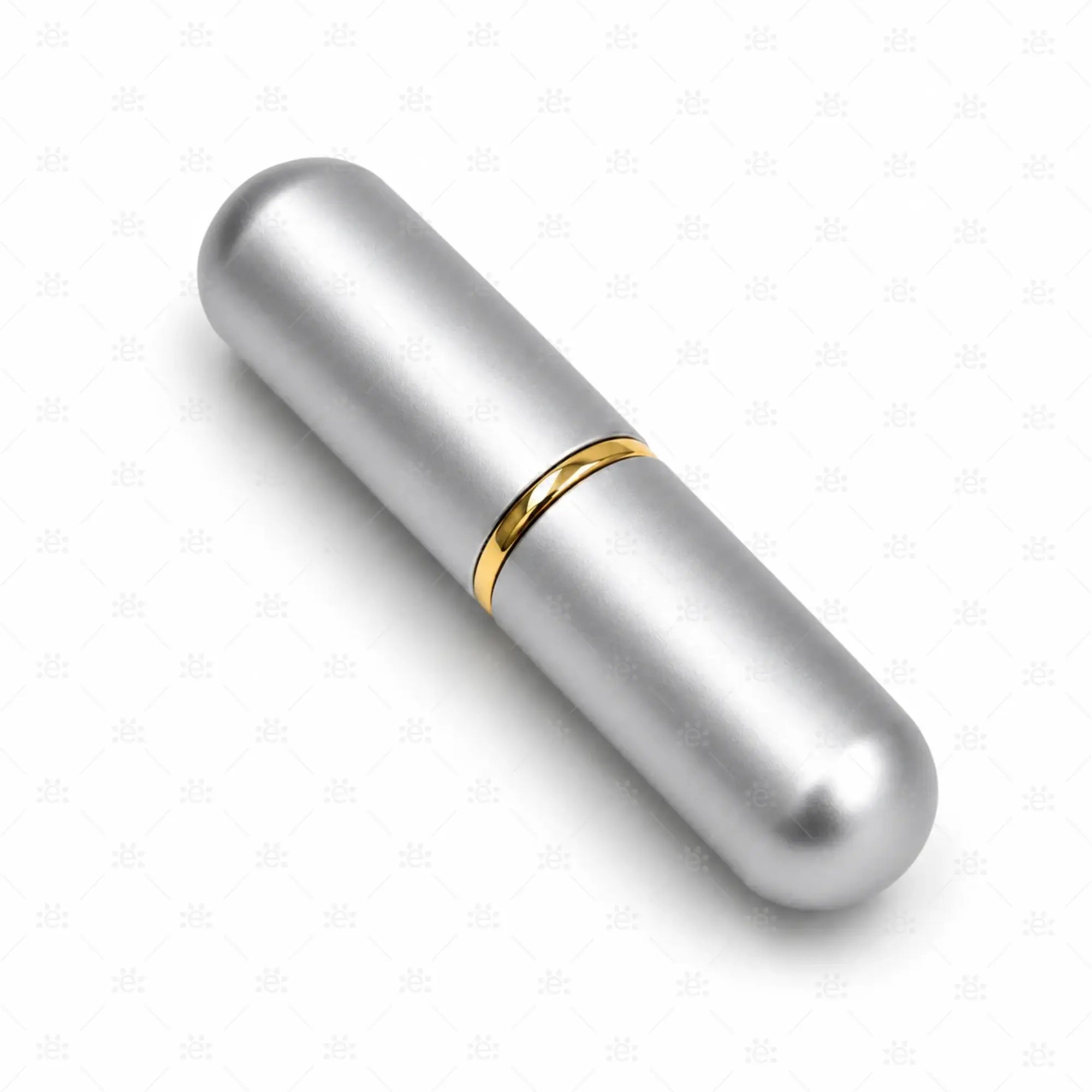 Sølvfarget gjenbrukbar neseinhalator i aluminium med gulldetalj på hvit bakgrunn