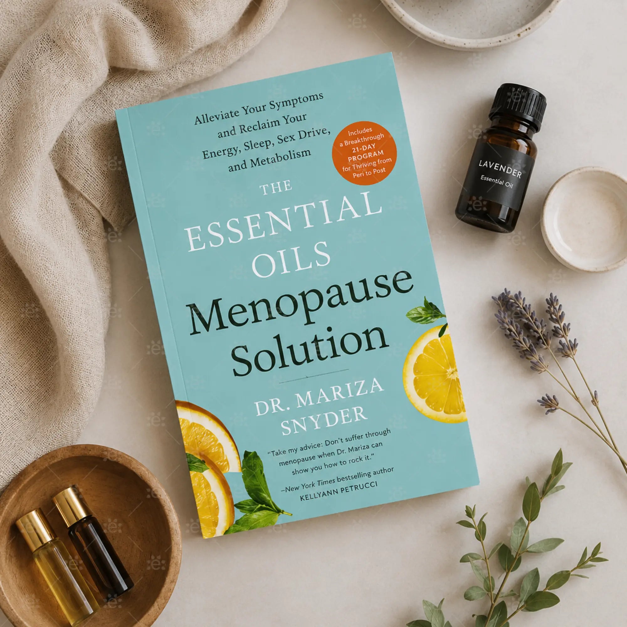 The Essential Oils Menopause Solution av Dr. Mariza Snyder med eteriske oljer og lavendel. Engelsk bok om overgangsalder og hormonbalanse.