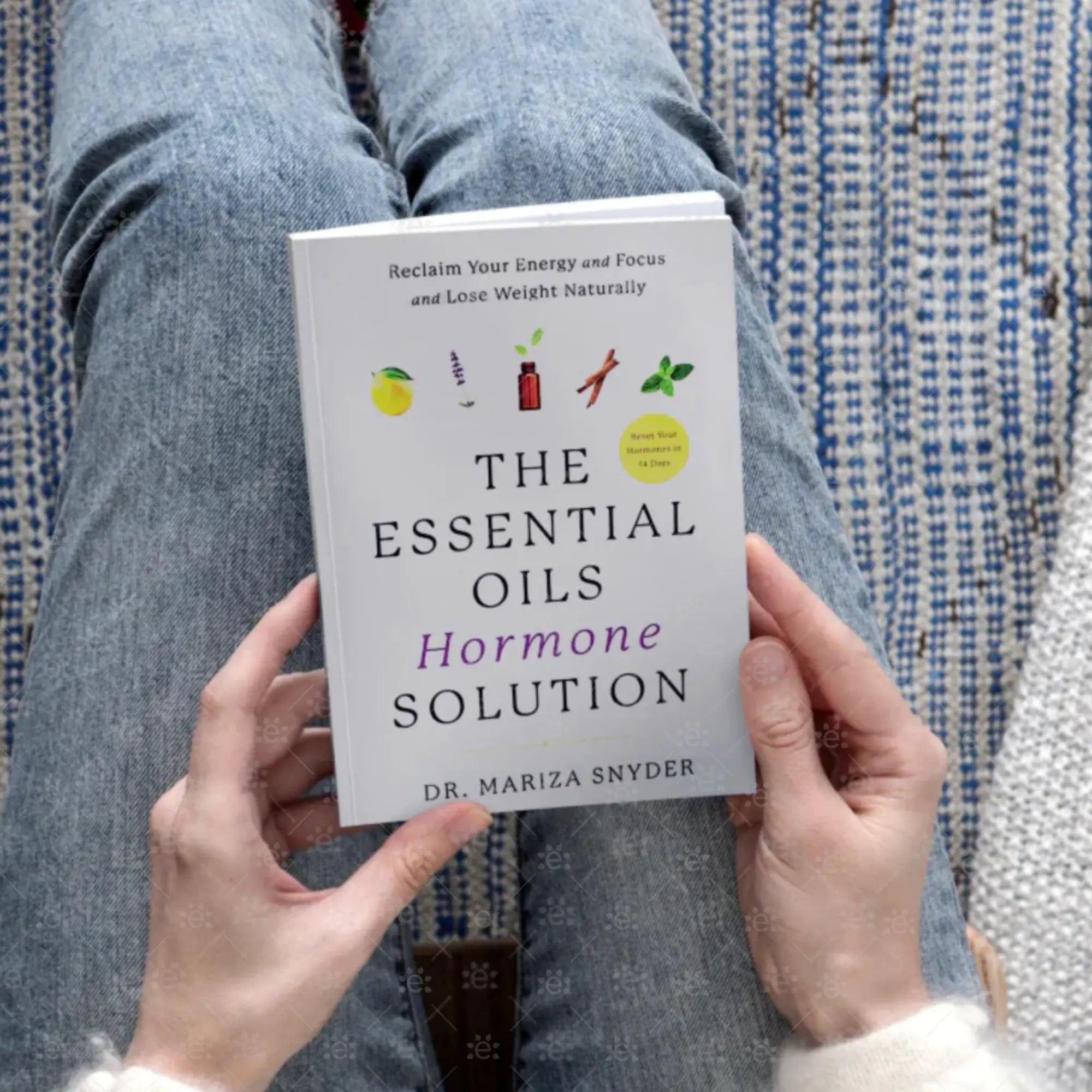 Person holder The Essential Oils Hormone Solution av Dr. Mariza Snyder. Bok om hormonbalanse og naturlig velvære.