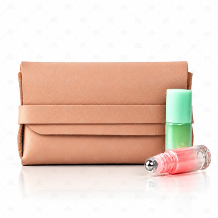 Baksiden av et rosaLOVE & OILS-etui med praktisk lukking og en grønn og rosa roll-on-flaske ved siden av.