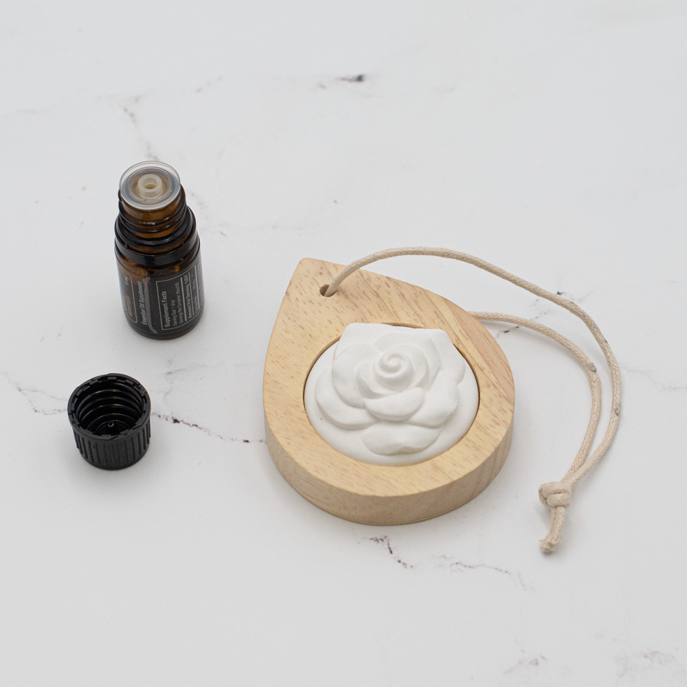 Rose aroma diffuser i keramikk med eterisk olje og treholder