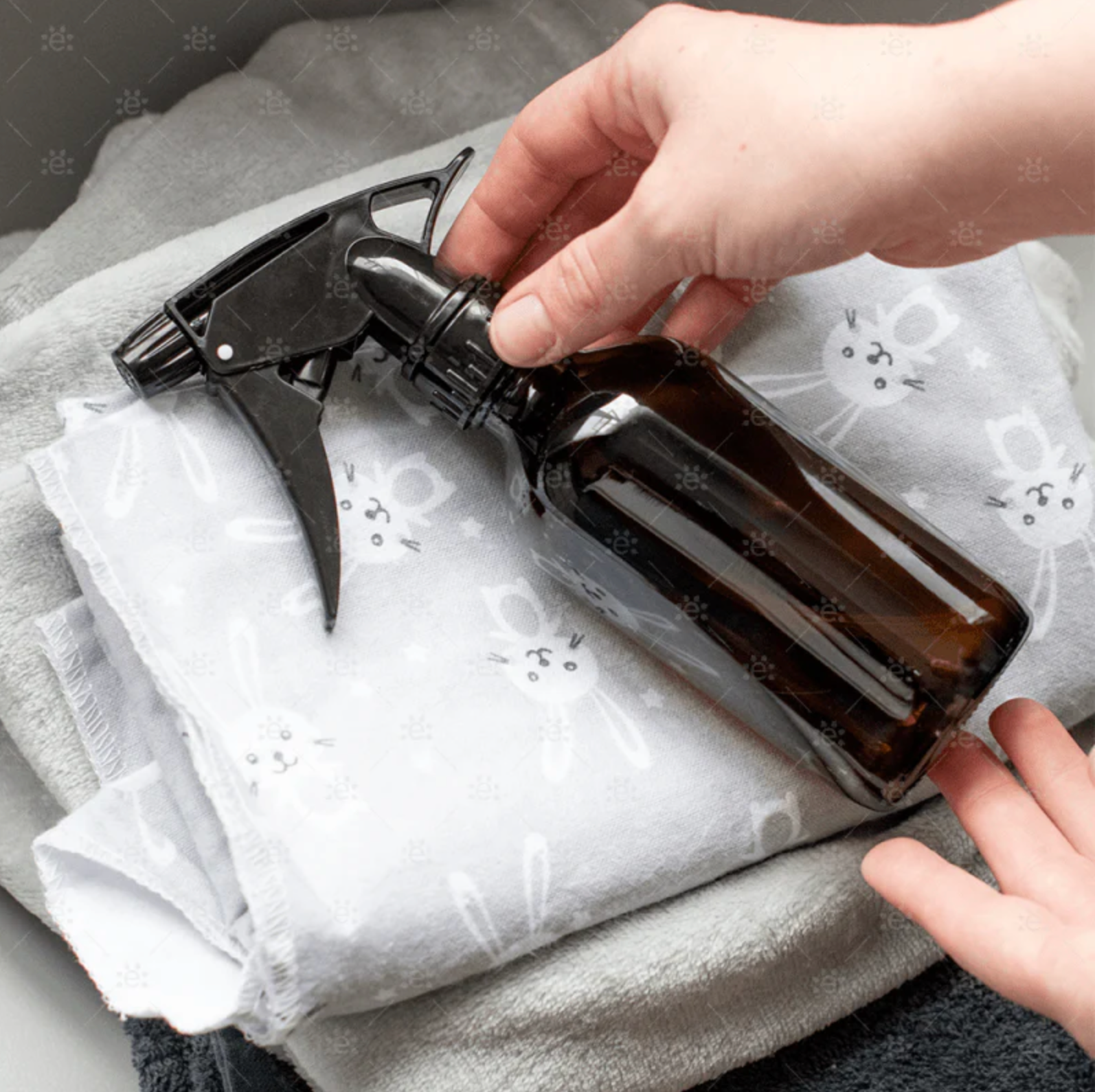 Sprayhode til 240 ml sprayflaske i bruk for rengjøring med naturlige blandinger og eteriske oljer