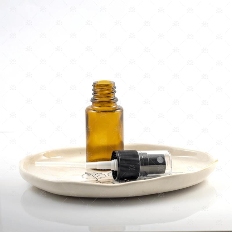 Sprayhode med rør og hette ved siden av dōTERRA oljeflaske – perfekt for DIY og gjenbruk